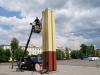 На главной площади Кировского начали монтаж уличных часов
