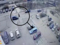 В Новокузнецке водитель чуть не сбил детскую коляску на пешеходном переходе и уехал