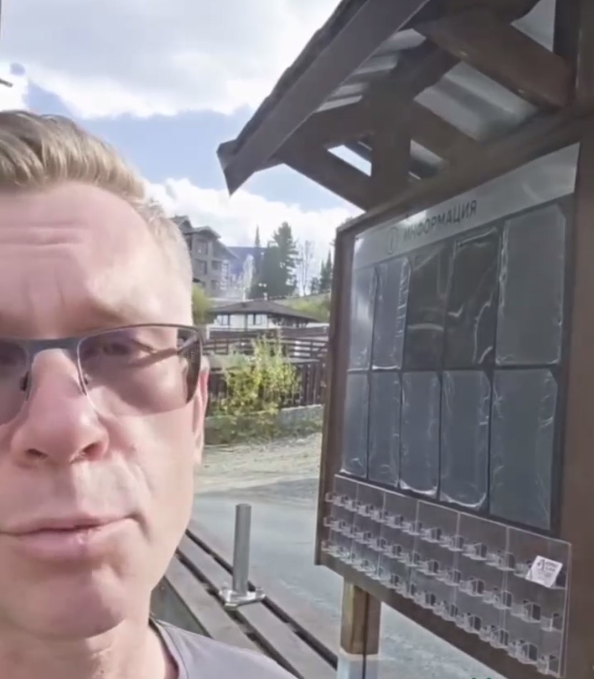 В Шерегеше появился бесплатный информационный щит. Чиновники требуют его снести