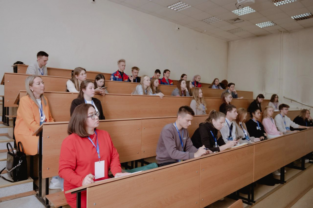 «Уникальные возможности для молодёжи»: Кузнецкие ферросплавы посетили форум «Старт»