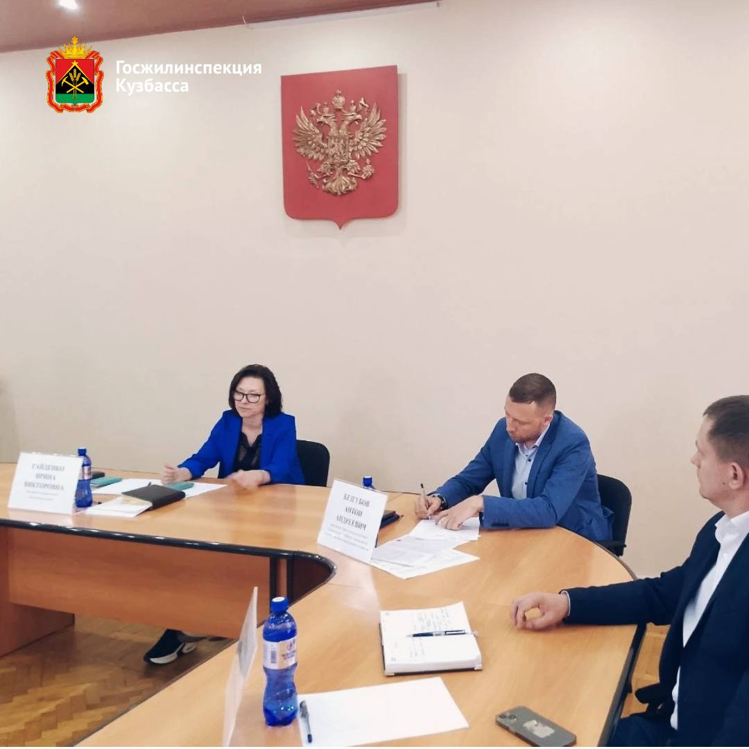 Трава не скошена, крыши повреждены: в Новокузнецке проверили управляющие компании