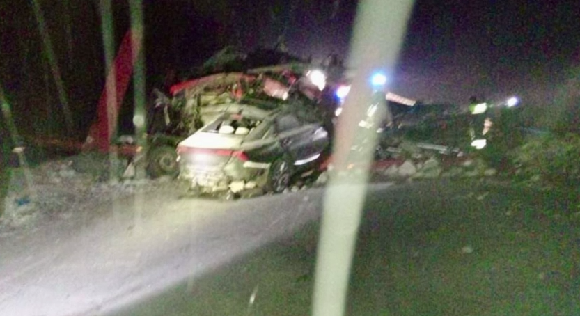 На кузбасской трассе разбился автовоз: есть погибшие