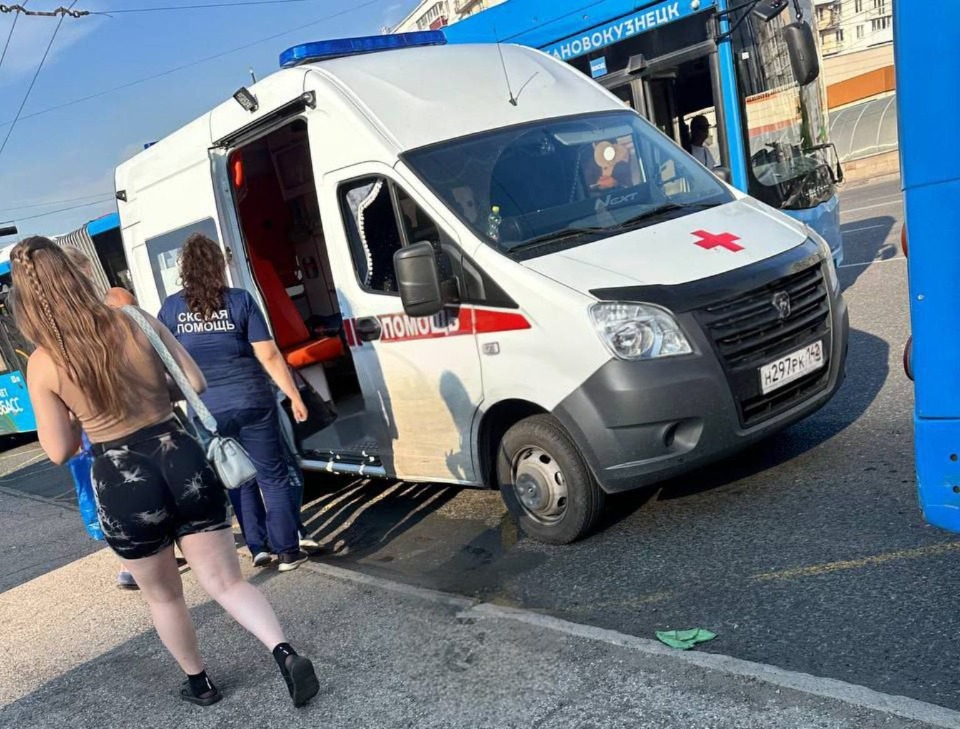 В Новокузнецке у синего автобуса оторвалась дверца: пассажирка получила травмы