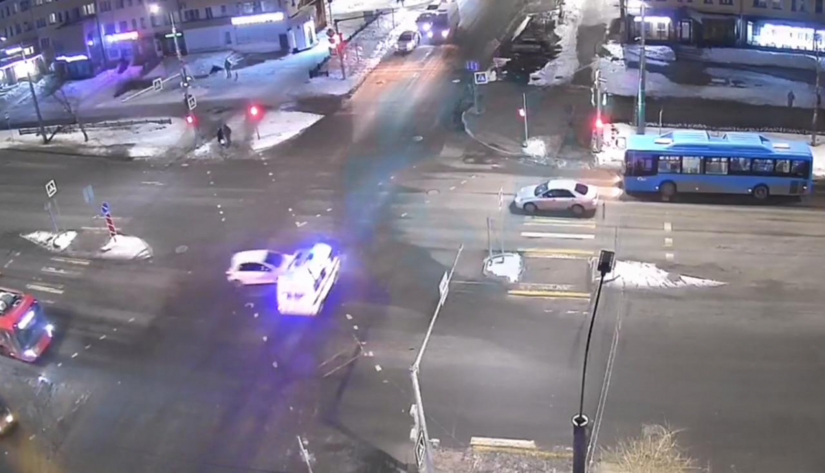 Перед Драмтеатром произошла жёсткая авария с машиной скорой помощи