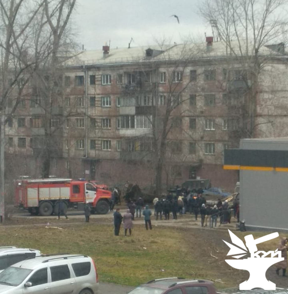 Дерево упало на автомобиль на Запсибе: двое погибли и ещё двое пострадали