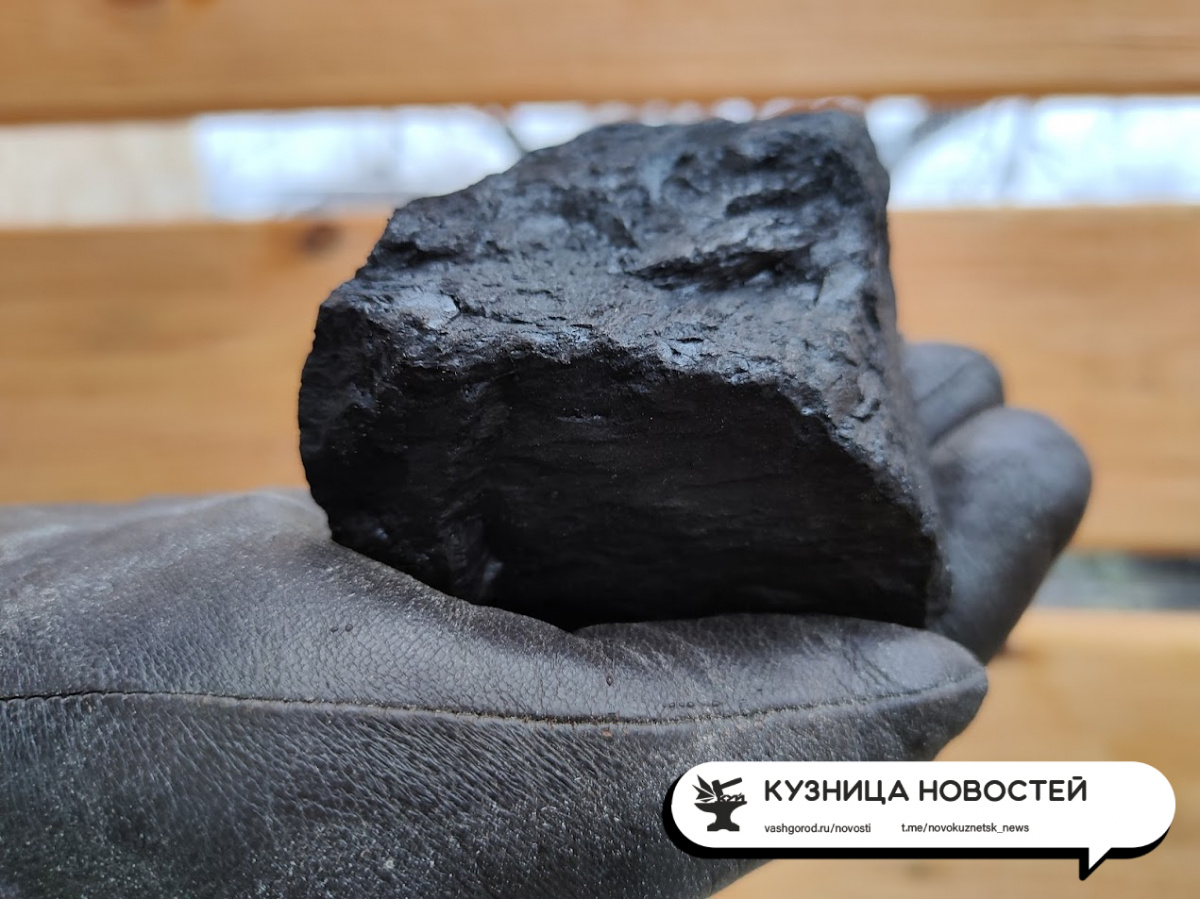 Горнякам с остановленной кузбасской шахты не выплачивают зарплату