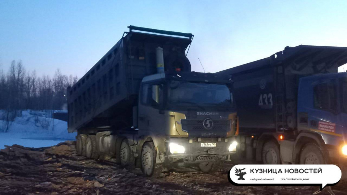 Читатели Кузницы сообщают, что обломки снесённых «сталинок» из Абашево свалили прямо в озеро