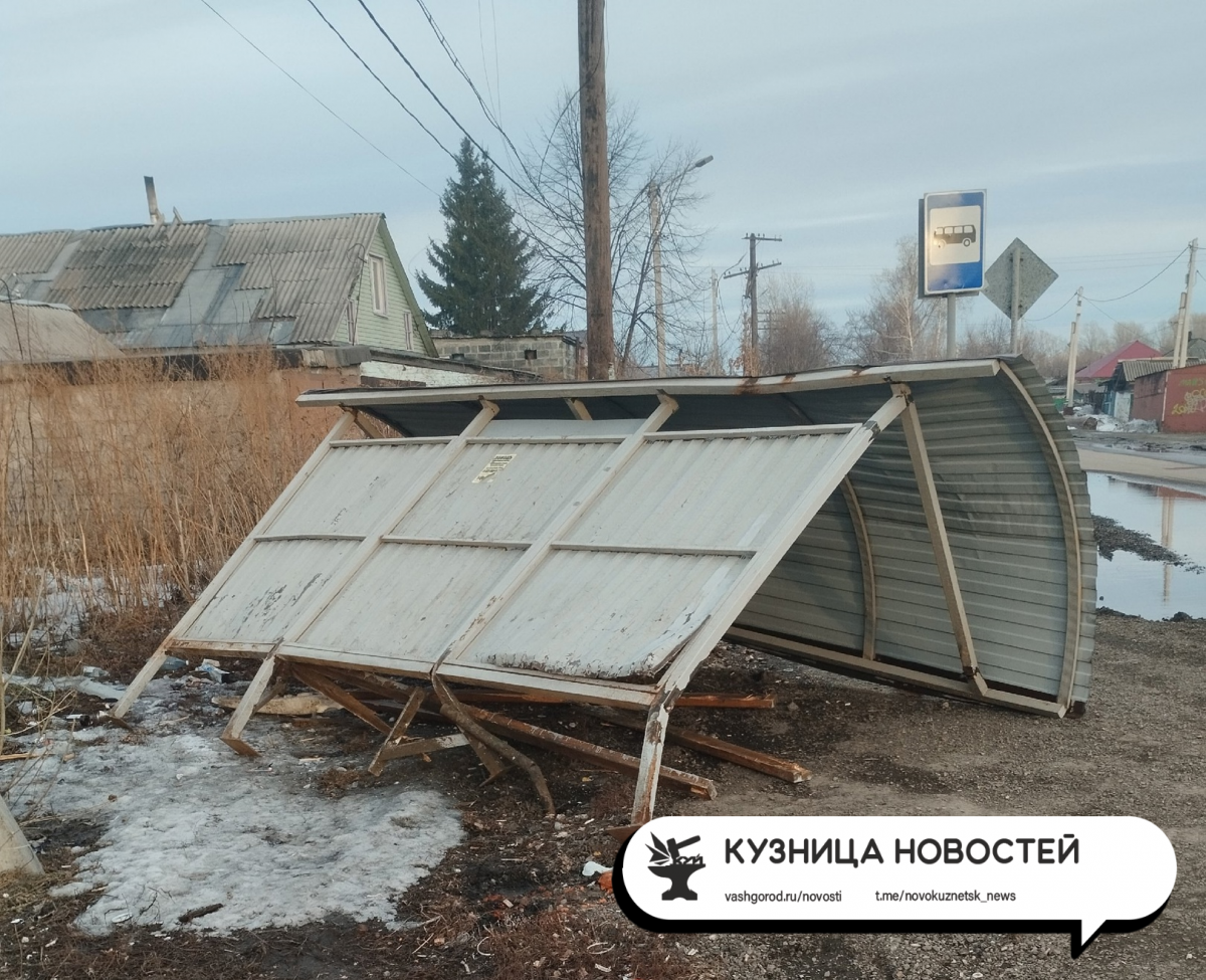 Снесли остановку и свалили: в Новокузнецке объявились «ночные гонщики»