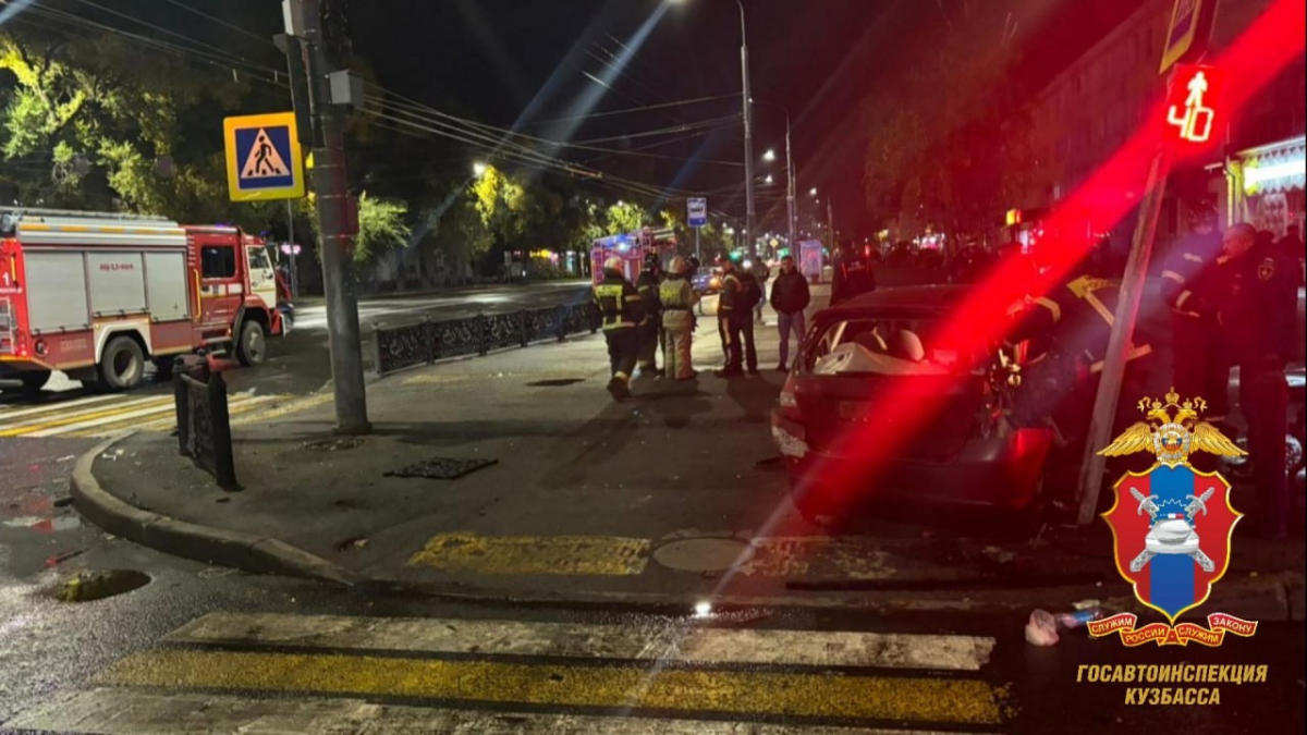 В центре Новокузнецка произошло жёсткое ДТП с пожарной машиной