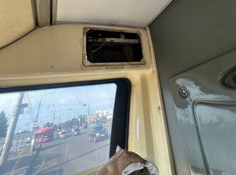 В Новокузнецке у синего автобуса оторвалась дверца: пассажирка получила травмы