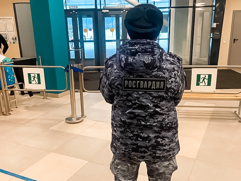 В Кемерове росгвардейцы гарантировали безопасность участников первого матча четвертьфинала чемпионата России по хоккею с мячом