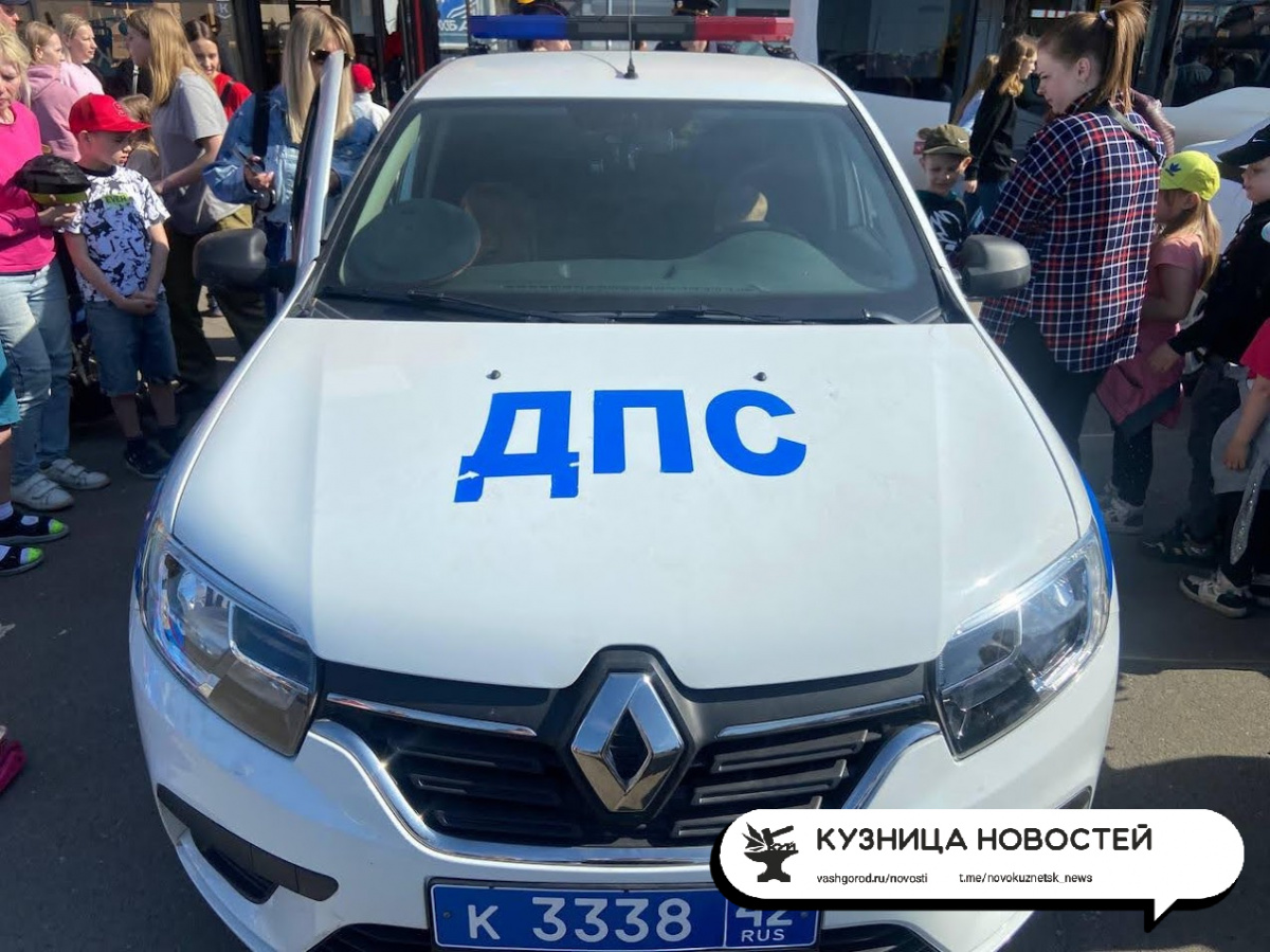 Запрет мягких автокресел и преимущества для «мигалок»: в России изменились ПДД