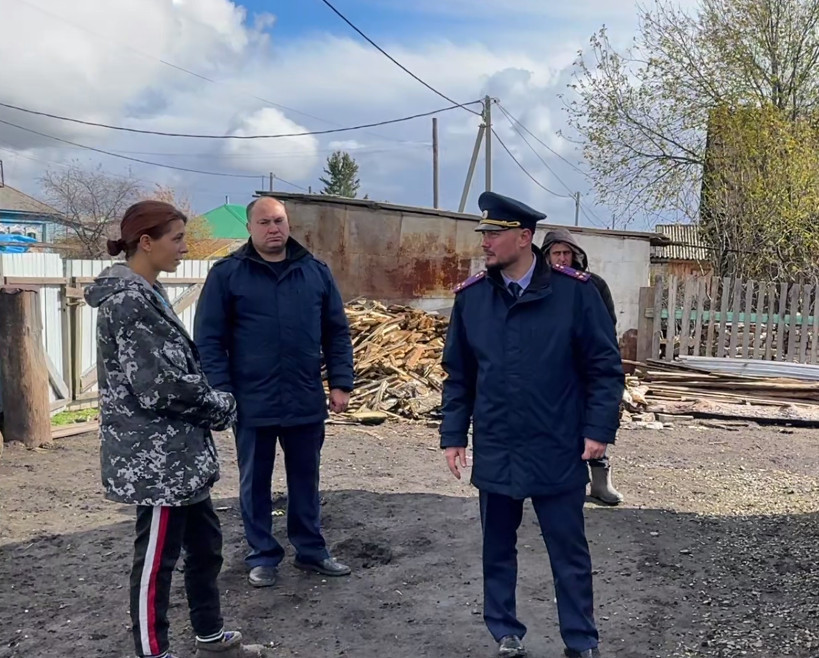 Чиновница оставила сироту без нормального жилья, предоставив аварийный дом