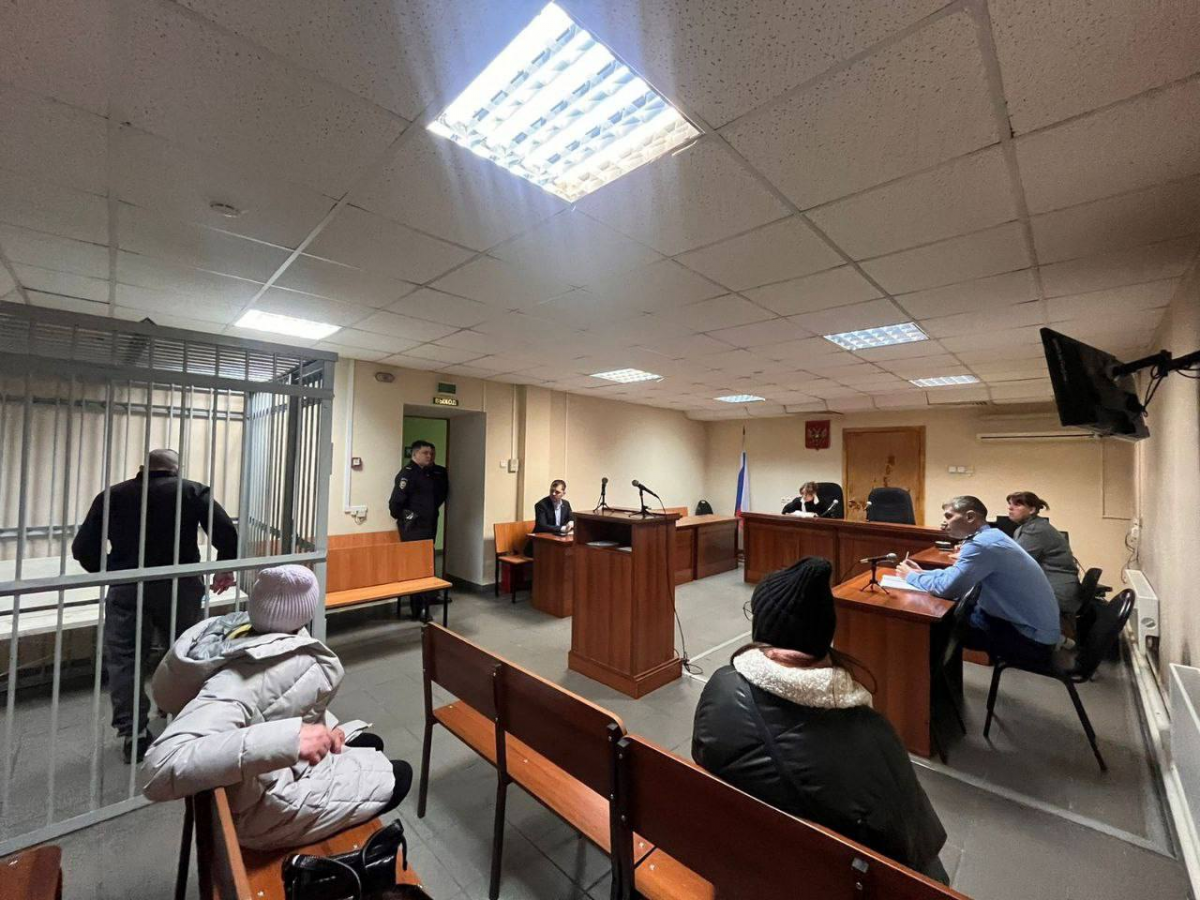 Мужчине, напавшему на 12-летнюю девочку в ТЦ, назначили общественные работы