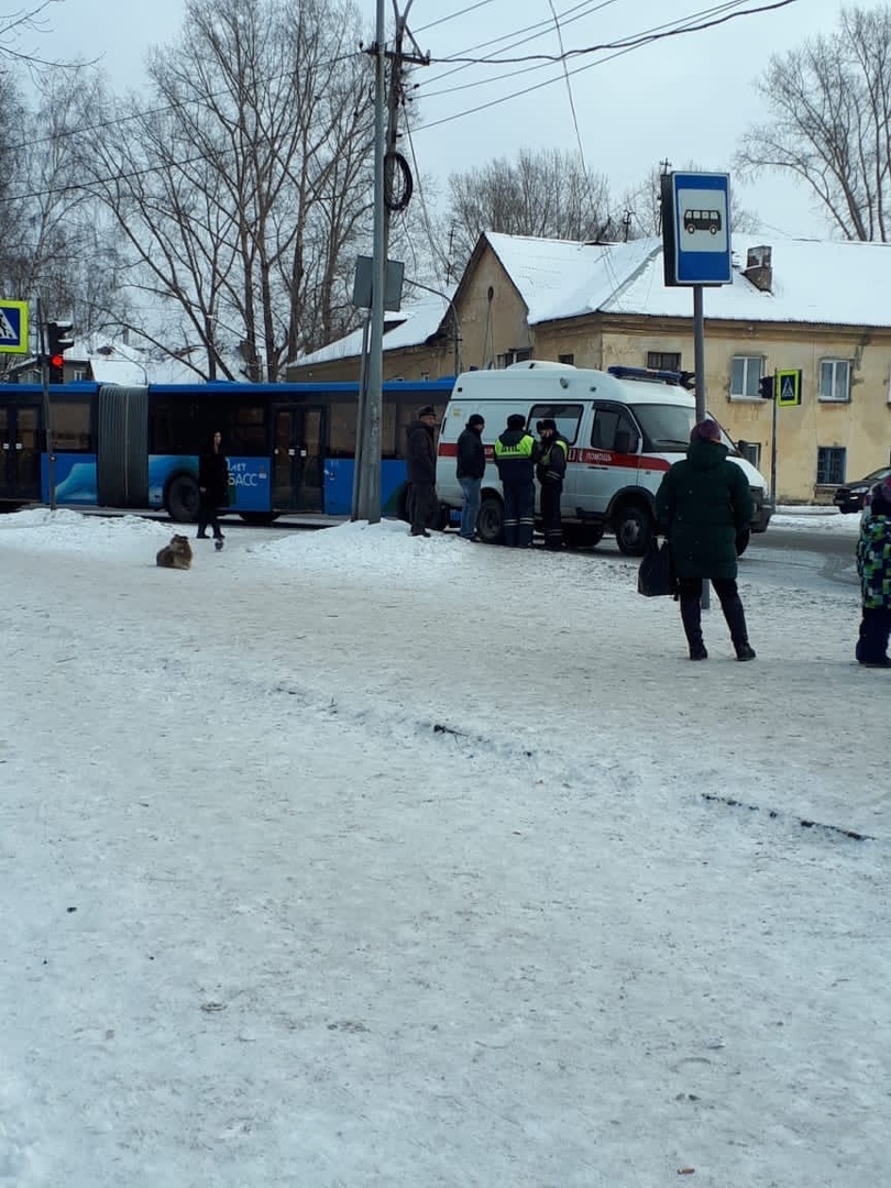 В Новокузнецке "Волгобас" сбил пешехода