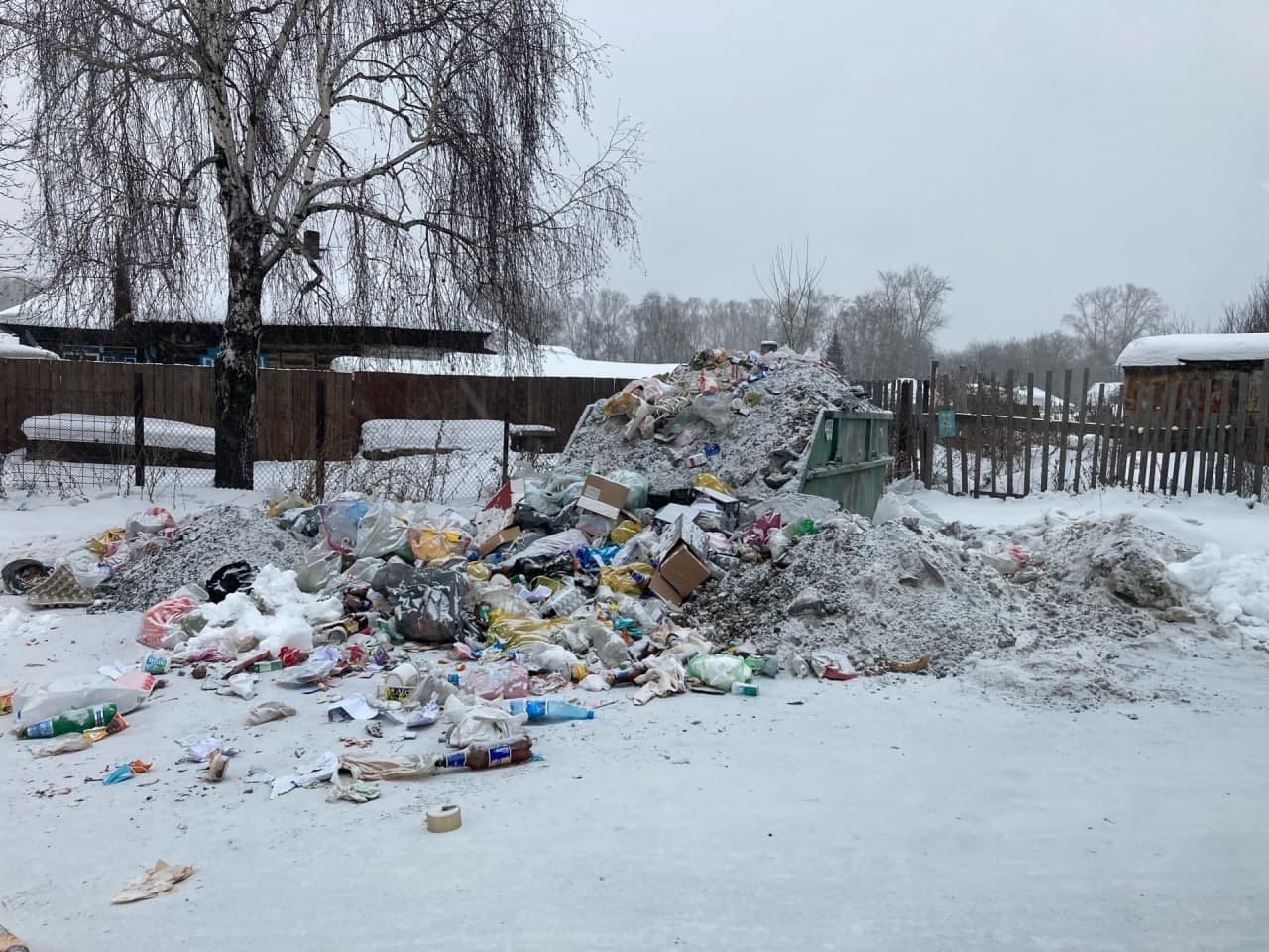 Власти убрали стихийную свалку под окнами новокузнечан